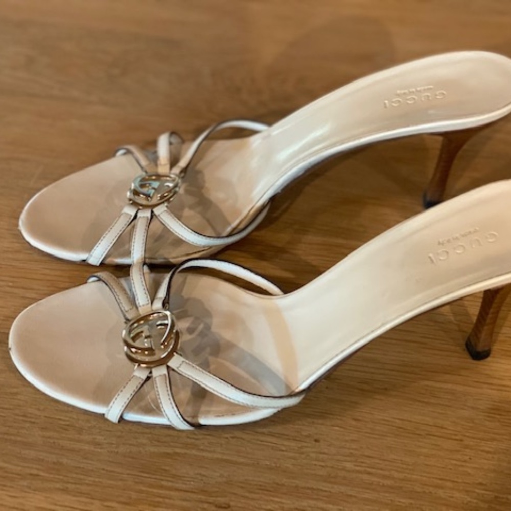 Gucci open toe white leather heel sandals size 9